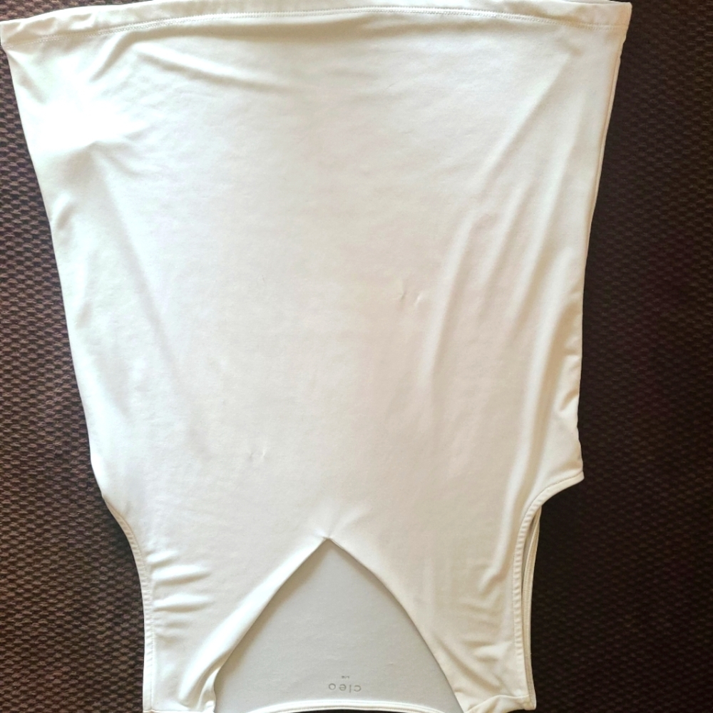 Tank size large. Never worn. Roo big for me. White.